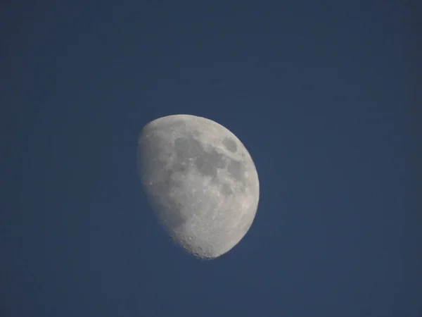夜の青空の中の灰色の半月 — ストック写真