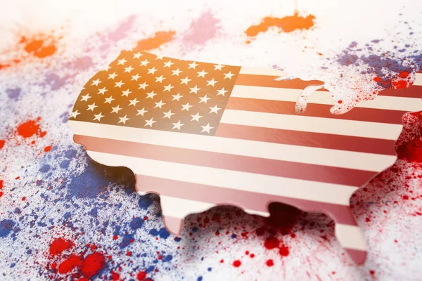 赤白と青の表面に北米の形で切り取られたアメリカの国旗 — ストック写真