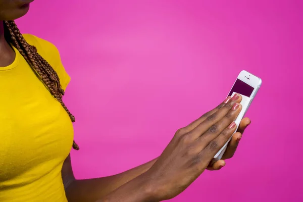 Una Mujer Negra Sobre Fondo Rosa Limpiando Smartphone Sus Manos — Foto de Stock