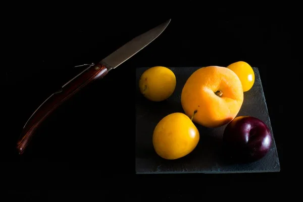 High Angle Shot Some Peaches Plums Knife Black Surface — Stock Photo, Image