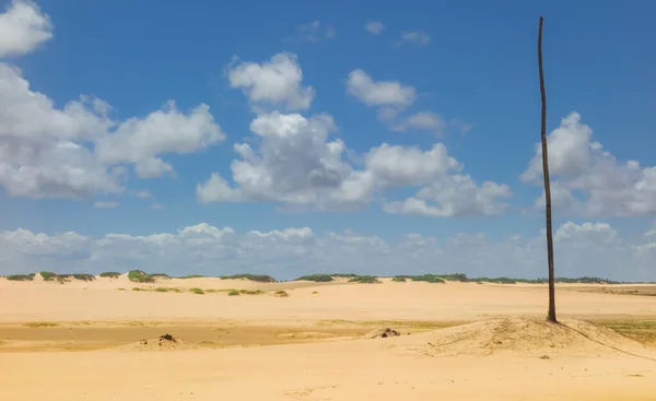 Bílá Písečná Pláž Pod Modrou Oblohou Pokrytá Mraky — Stock fotografie