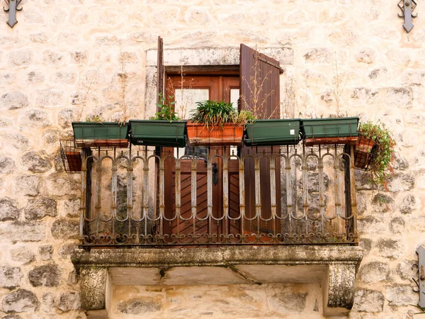 Tiro Ângulo Baixo Antigo Edifício Varanda Budva Montenegro — Fotografia de Stock