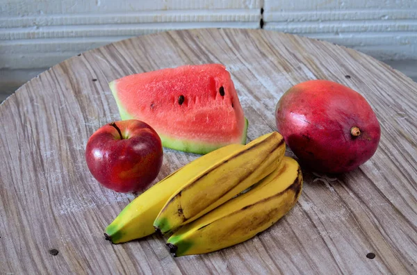 Duże Ujęcie Kąta Jabłka Mango Plasterek Arbuza Banany Okrągłym Drewnianym — Zdjęcie stockowe