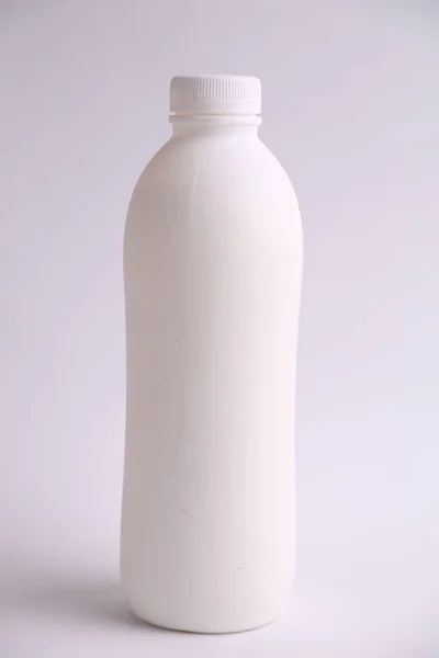 Вертикальный Снимок Белой Пластиковой Бутылки Белом Фоне — стоковое фото