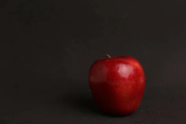 Gros Plan Une Délicieuse Pomme Rouge Vif Sur Fond Sombre — Photo