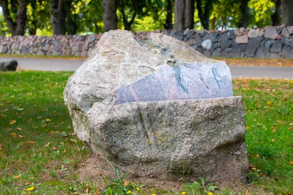 Primo Piano Una Grande Roccia Nel Mezzo Una Corsia Del — Foto Stock