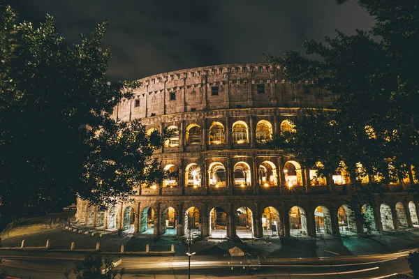 Das Kolosseum Umgeben Von Bäumen Und Lichtern Bei Nacht Rom — Stockfoto