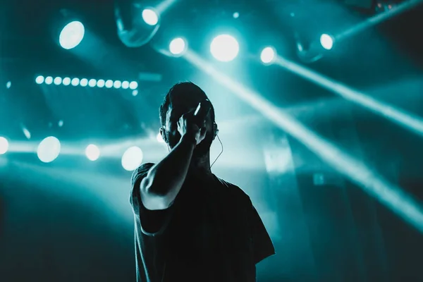 巴塞罗那 2020年1月31日 歌手雷登 Singer Rayden 在巴塞罗那 Sala Apollo 的巡回演唱会上背光表演 — 图库照片