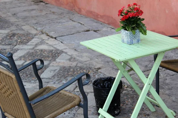 Primo Piano Semplice Tavolo Caffè All Aperto Con Vaso Fiori — Foto Stock