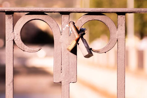 Παλιά Κλειδαριά Αγάπης Κρέμεται Ένα Μεταλλικό Φράχτη Ένα Πάρκο — Φωτογραφία Αρχείου