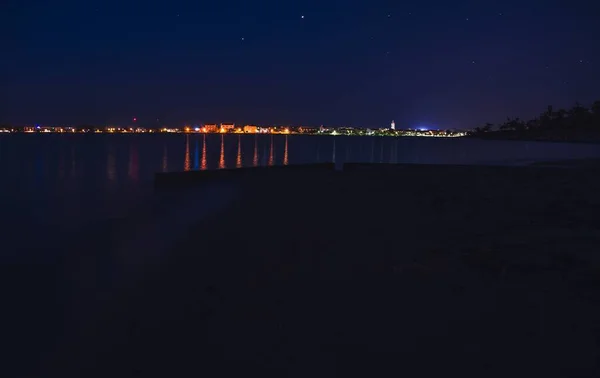 Una Vista Impresionante Una Ciudad Lado Del Lago Por Noche —  Fotos de Stock