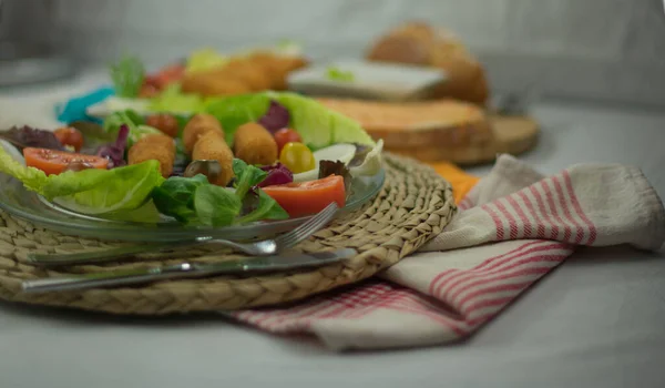 Eine Nahaufnahme Von Köstlichen Garnelenkroketten Serviert Mit Gemüse Und Zitrone — Stockfoto