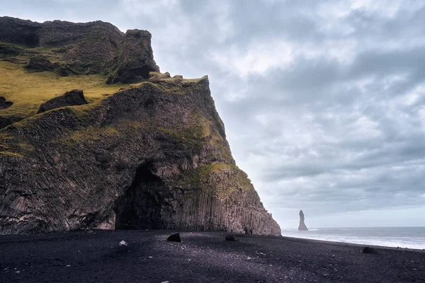 在冰岛维克捕获的雷尼斯法哈拉海滩上的洞穴景象令人叹为观止 — 图库照片