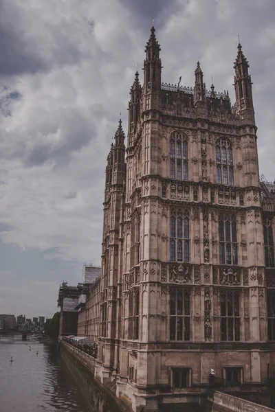 Plan Vertical Édifice Chambre Parlement Londres Sous Ciel Nuageux Sombre — Photo
