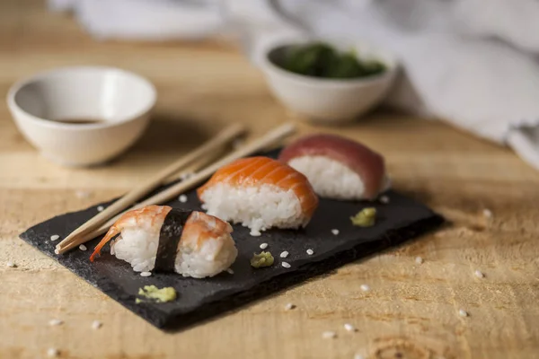 Shot Closeup Somon Nigiri Sushi Masă Lemn — Fotografie, imagine de stoc