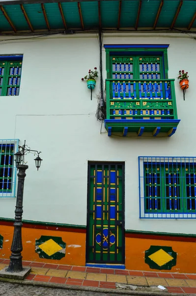 Uno Scatto Verticale Degli Edifici Dipinti Plazoleta Los Zocalos Guatape — Foto Stock