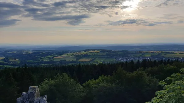 Letecký Záběr Hoherodskopfa Vogelsberg Pod Zataženou Oblohou — Stock fotografie