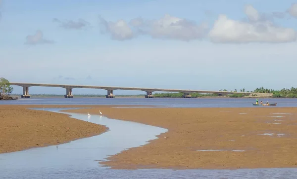 Een Brug Een Rivier Een Boot Drijvend Het Water — Stockfoto