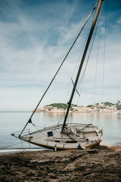 Vertical Shot Sailboat Breaks Moorings Blown Rocks — Stock Photo, Image