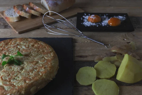 Ein Kartoffelomelett Geschnittenes Brot Kartoffeln Und Ein Schneebesen Auf Einem — Stockfoto