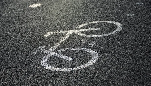 ポルトガルのベレンの路上でアスファルト上の白い自転車の標識のクローズアップショット — ストック写真