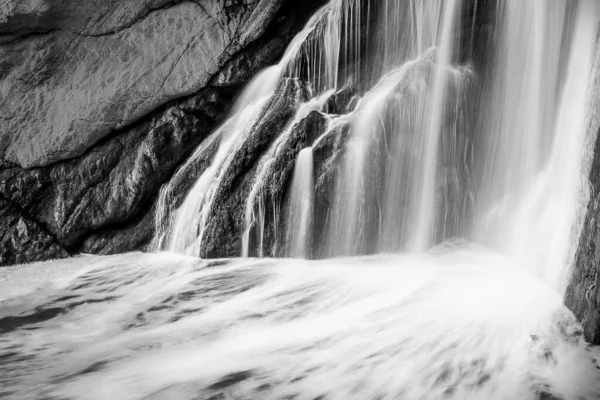 Ett Gråskaleskott Ett Vattenfall — Stockfoto