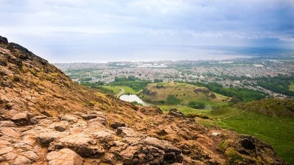 Die Berge Die Eine Stadt Umgeben Unter Dem Bewölkten Und — Stockfoto