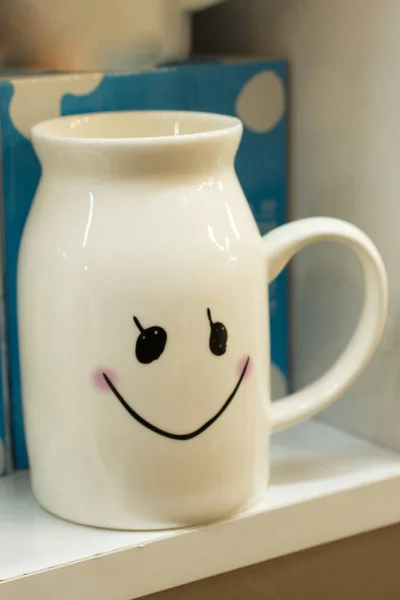 Disparo Vertical Una Taza Con Una Cara Linda Estante — Foto de Stock