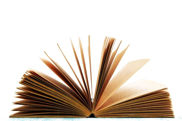Beyaz Arkaplanda Izole Edilmiş Boş Bir Kitabın Yakın Plan Çekimi — Stok fotoğraf