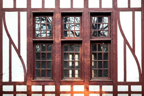 Снимок Уровне Глаз Фасада Здания Окном Деревянной Рамой — стоковое фото