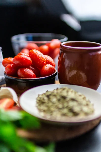 Tomaten Naast Een Kopje Groenten Een Bord Met Kruiden — Stockfoto