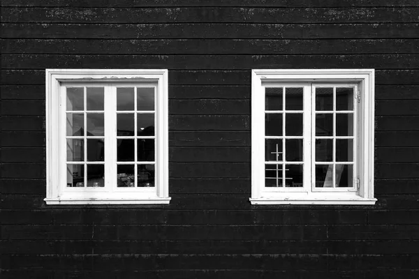Bir Evin Ahşap Siyah Duvarlarındaki Tahta Beyaz Pencerelerin Yakın Plan — Stok fotoğraf