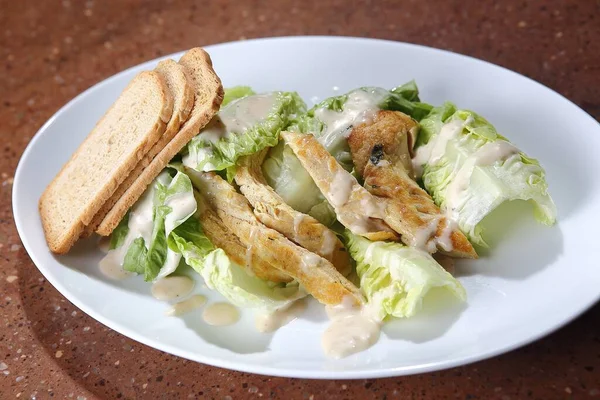 Uma Salada Com Frango Assado Alface Pão Prato Branco — Fotografia de Stock