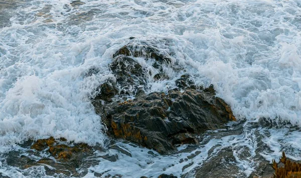 Κοντινές Λήψεις Ενός Σχηματισμού Βράχων Βυθισμένου Και Καλυμμένου Θαλάσσια Κύματα — Φωτογραφία Αρχείου