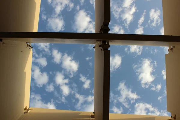 Belo Tiro Céu Coberto Pequenas Nuvens Parecendo Bolas Algodão — Fotografia de Stock