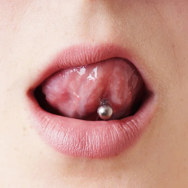 Eine Nahaufnahme Von Weiblichen Zungenpiercing lizenzfreie Stockfotos