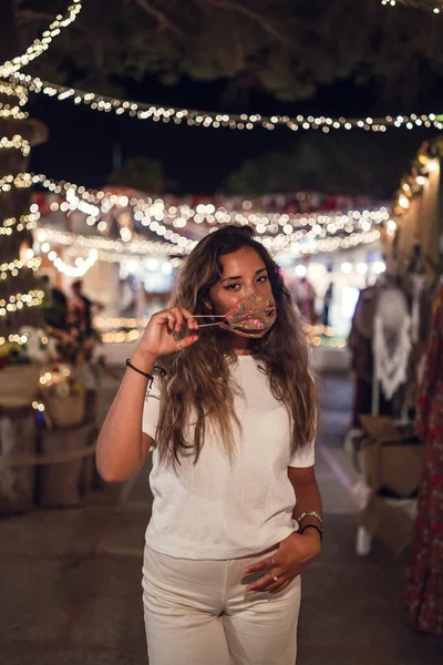 Tanned Caucasian Female Wearing Floral Mask Amusement Park — Stock Photo, Image