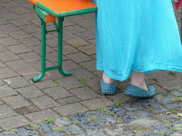 Una Mujer Vistiendo Vestido Azul Largo Pie Cerca Banco Durante — Foto de Stock