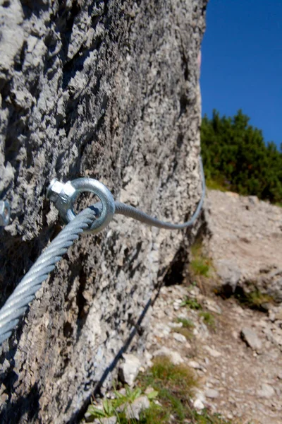 Fechamento Vertical Acessórios Metal Cabos Uma Montanha Para Segurança Caminhante — Fotografia de Stock