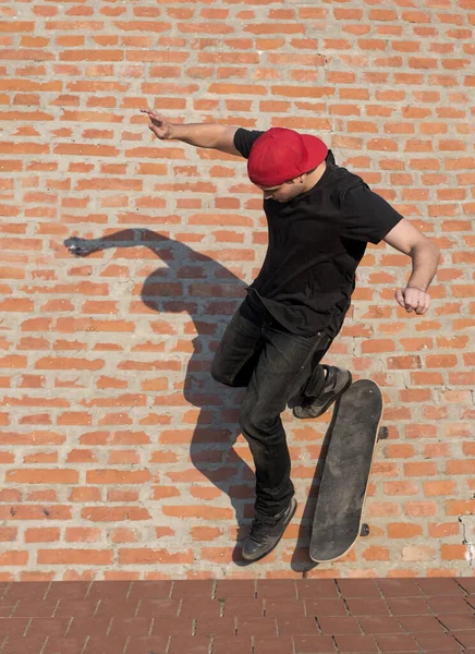 Tiro Vertical Homem Caucasiano Montando Skate — Fotografia de Stock