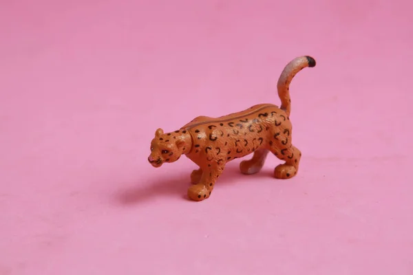 Маленька Леопардова Пластикова Іграшка Рожевому Фоні — стокове фото