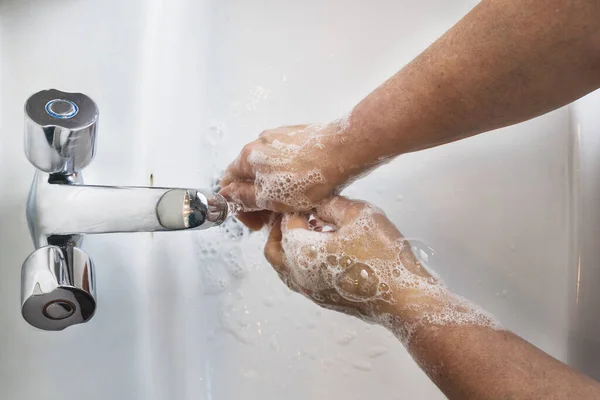 Ein Kopfschuss Eines Mannes Der Sich Einer Senke Mit Schaumiger — Stockfoto