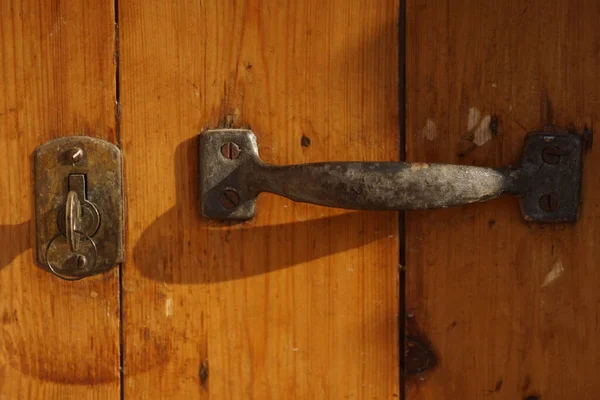 木製のヴィンテージドアに古い金属製のドアノブのクローズアップショット — ストック写真