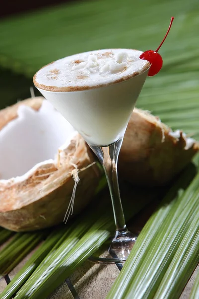 Ein Vertikaler Schuss Von Süßem Cocktail Pina Colada Und Geknackter — Stockfoto