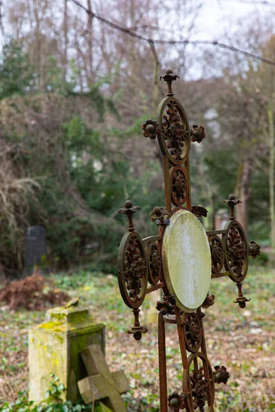 Eye Level Vertical Shot Cross Shaped Mossy Gravestone Cemetery — Stock Photo, Image