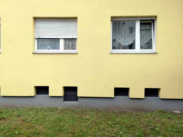 Uma Vista Uma Casa Amarela Com Janelas Vidro Deslizantes — Fotografia de Stock