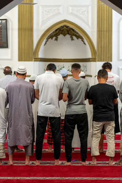 Disparo Vertical Hombres Musulmanes Rezando Una Mezquita — Foto de Stock