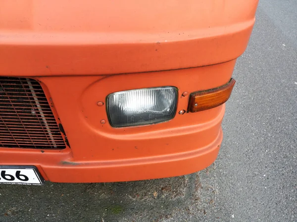 外に駐車していた古いレトロなオレンジバスのヘッドライト — ストック写真