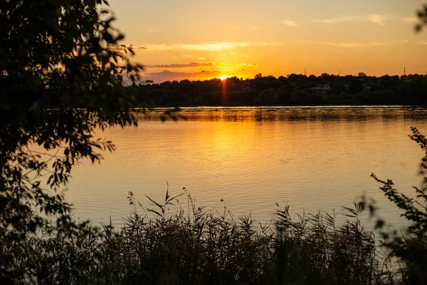 Sjön Glänser Den Strålande Solnedgången Omgiven Grönt — Stockfoto