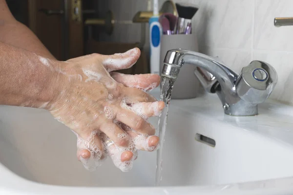 Tiro Perto Macho Lavar Mãos Com Sabão Espumoso Covid Conceito — Fotografia de Stock